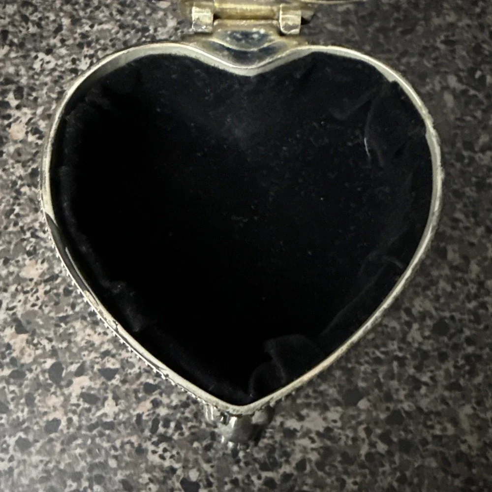 Vintage Victorian-Style Heart Jewelry Box Silver-Tone‎ Lion Head Feet 4